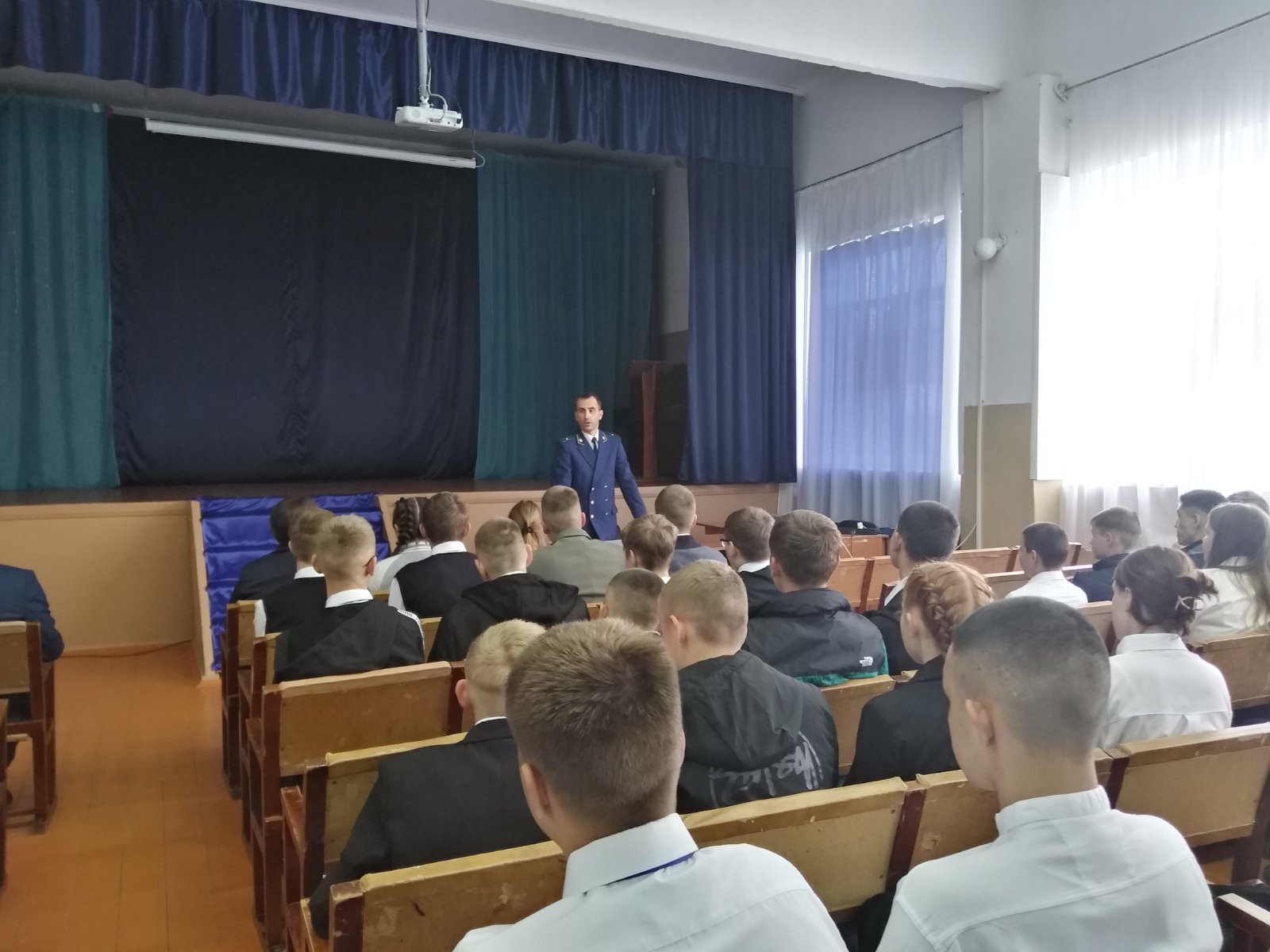 Сотрудники прокуратуры Шатровского района приняли участие  в торжественных мероприятиях, посвященных началу учебного года.