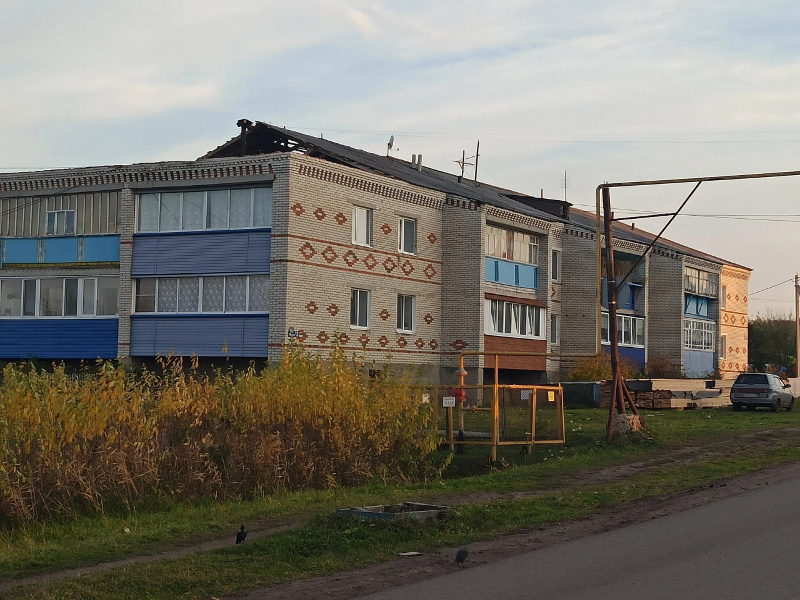 В Шатрово по ул. Мира, 3 бригада строителей приступила к ремонту кровли многоквартирного дома.