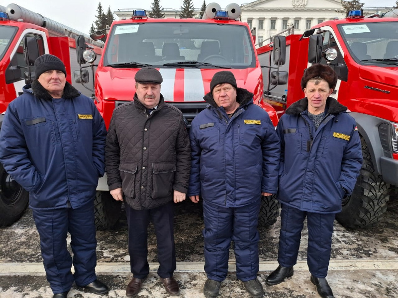 Сегодня в Кургане вручают ключи от новых пожарных автомобилей для муниципальных пожарных постов, изготовленных на Варгашинском заводе противопожарного и специального оборудования.