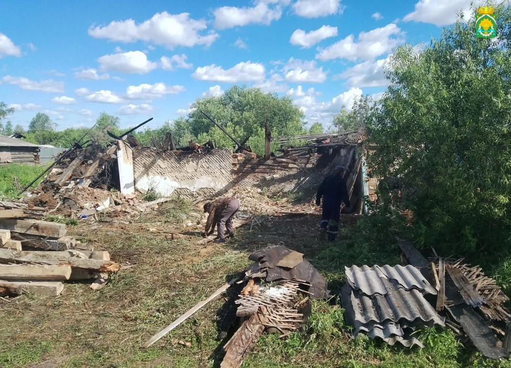 В Шатровском округе продолжается работа по сносу ветхого и аварийного жилья.