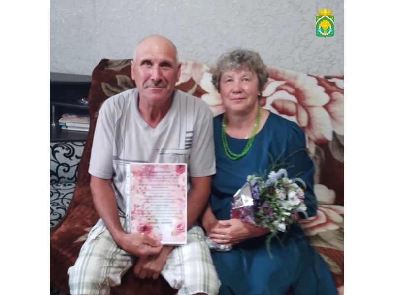 С 40-летием совместной жизни поздравляем семью Коуровых, Михаила Владимировича и Ольгу Викторовну.