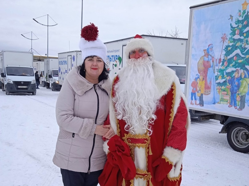 Сразу 26 Дедов Морозов подарили курганцам новогоднее настроение. В мероприятии приняли участие и шатровские Дед Мороз, снеговики и другие праздничные персонажи