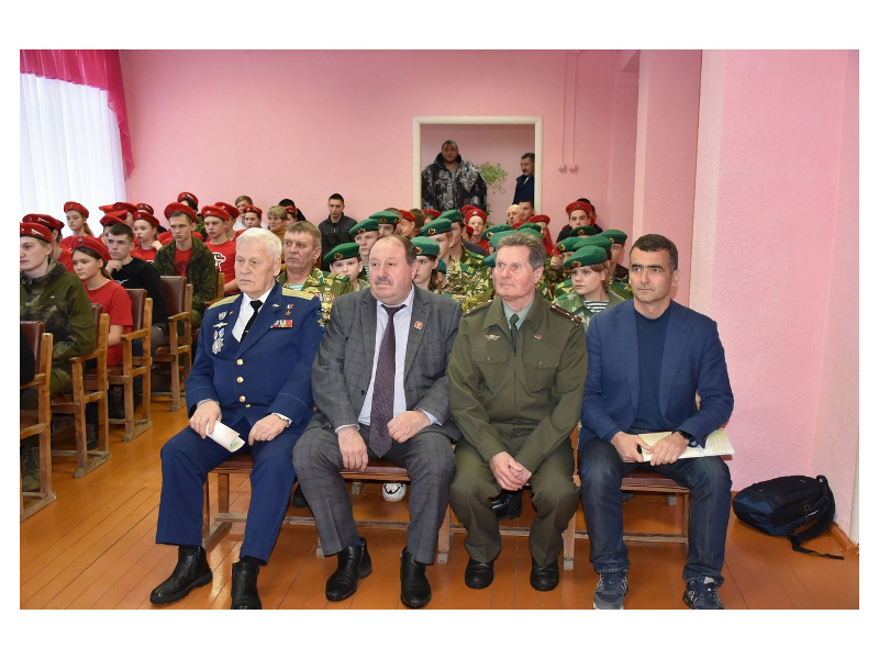 17 ноября юнармейцы из школ округа и юные пограничники из Терсюкской школы, ветеранские организации, встретились с Героем России подполковником в отставке Владимиром Ильичом Шарпатовым.