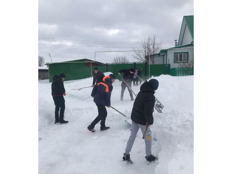 Старшеклассники Ильинской школы приняли участие в Акции «Zабота». Они оказали помощь в уборке снега семьям мобилизованных земляков