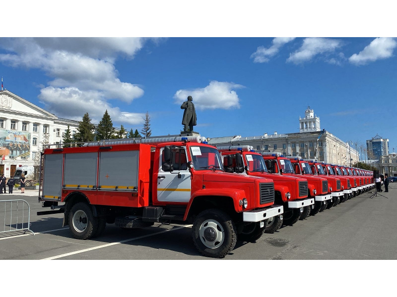 Сегодня в Кургане вручают ключи от новых пожарных автомобилей для муниципальных пожарных постов, изготовленных на Варгашинском заводе ППСО.