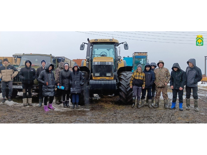 Обучающиеся 7-11 классов Кызылбаевской школы Шатровского муниципального округа приняли участие в экскурсии на сельскохозяйственном предприятии в сопровождении руководителей.