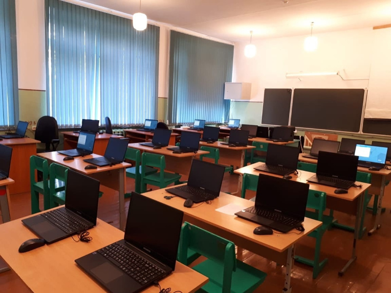 В новом учебном году две школы — Терсюкская и Спицынская - нашего округа получили ноутбуки и многофункциональные устройства