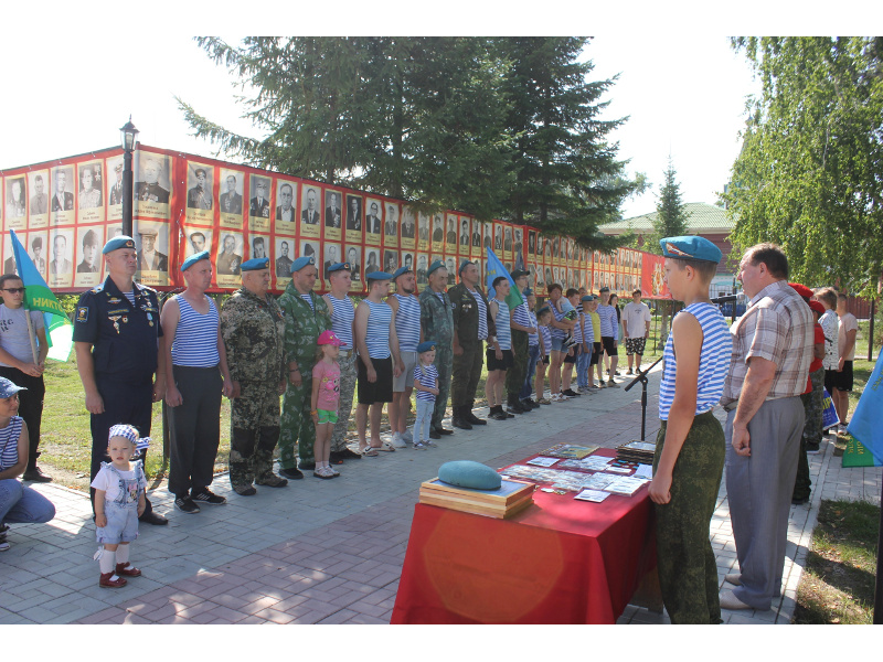В центральном парке села Шатрово, возле монумента воинам-десантникам прошел торжественный митинг к Дню воздушно-десантных войск.