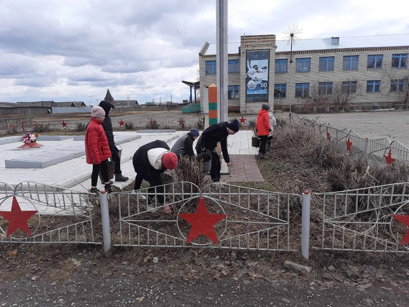 В Международный день добрых дел Волонтеры Ильинской школы провели Акцию &quot;Обелиск&quot;, очистив территорию мемориала от мусора.