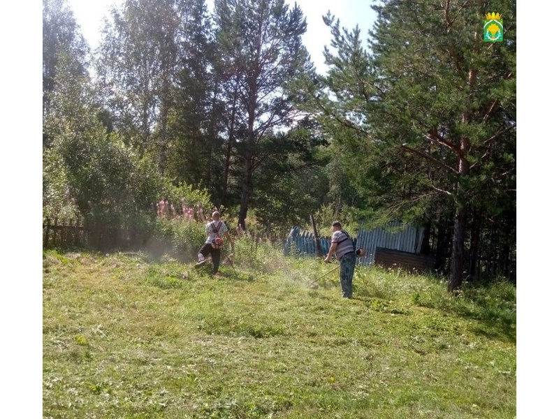 В селе Барино прошел субботник на территории местного кладбища.