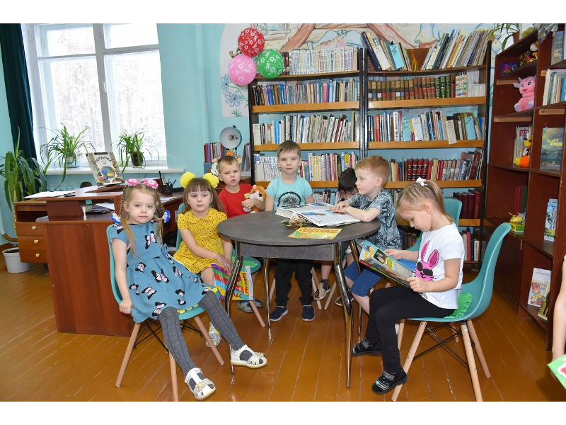 16 января в гости, в детскую библиотеку пришли маленькие посетители – ребята из Шатровского детского сада, члены занимательно-познавательного клуба «Бибигон»