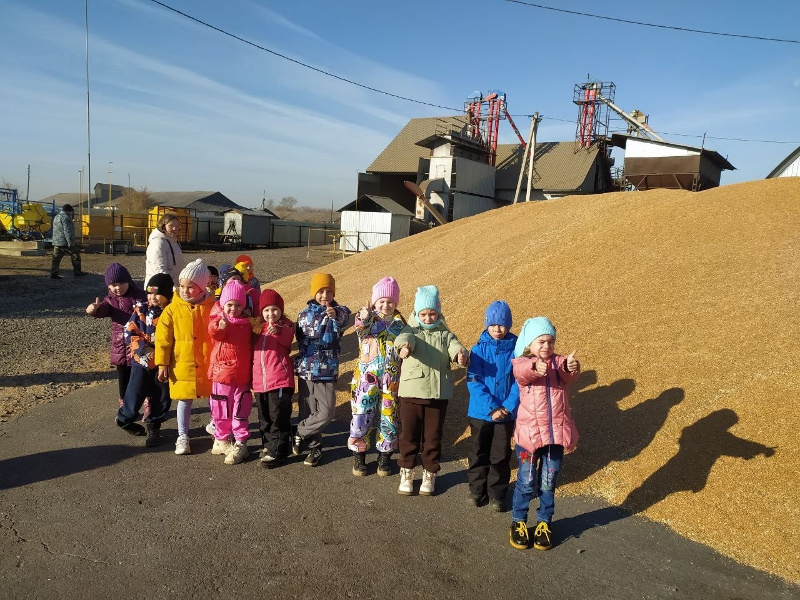 Воспитанники Мехонского детского сада недавно совершили познавательную поездку на сельскохозяйственное предприятие ООО «Нива».