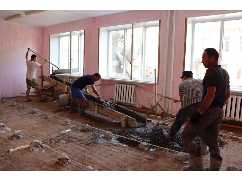 Глава округа Леонид Рассохин проинспектировал ход выполнения капитального ремонта в Шатровской школе.