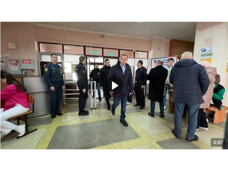 Губернатор Курганской области Вадим Шумков проголосовал на выборах Президента страны в первый день голосования, 15 марта, в Кургане, во дворце детского и юношеского творчества.