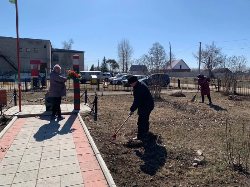 17 апреля специалисты МКУ «Восточный территориальный отдел» организовали субботник в Парке Победы и на детской площадке у Дома Культуры.