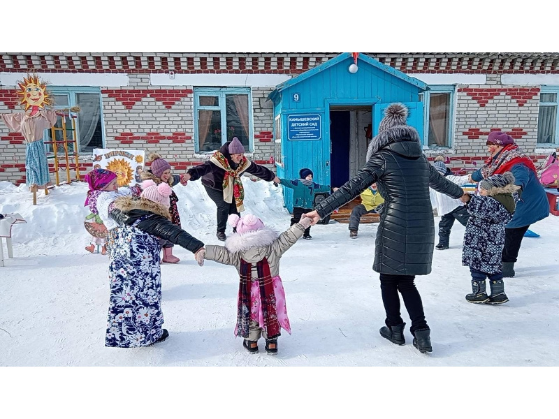 Масленица - самый весёлый и очень шумный народный праздник. В Камышевском детском саду совместно с библиотекой прошли народные гуляния.