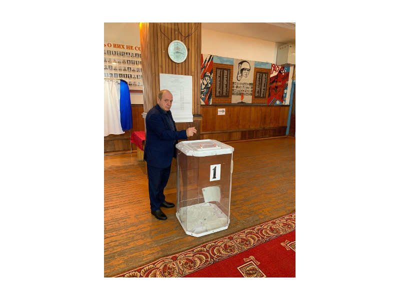 В первый же день на своём избирательном участке в Барино проголосовал председатель Думы Шатровского муниципального округа Павел Клименко.
