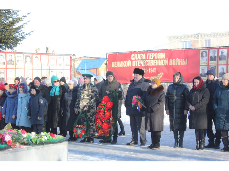 В связи с Указом Президента РФ «О праздновании 80-летия разгрома советскими войсками немецко-фашистских войск в Сталинградской битве» 2 февраля в населенных пунктах Шатровского муниципального округа прошли митинги с возложением венков. В связи с Указом Президента РФ «О праздновании 80-летия разгрома советскими войсками немецко-фашистских войск в Сталинградской битве» 2 февраля в населенных пунктах Шатровского муниципального округа прошли митинги с возложением венков.