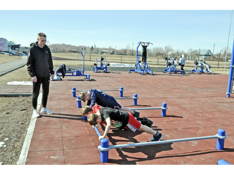 На площадке ГТО на стадионе Шатровской ДЮСШ с приходом тёплых дней всегда многолюдно.