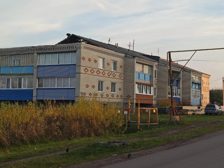В Шатрово по ул. Мира, 3 бригада строителей приступила к ремонту кровли многоквартирного дома. В Шатрово по ул. Мира, 3 бригада строителей приступила к ремонту кровли многоквартирного дома.