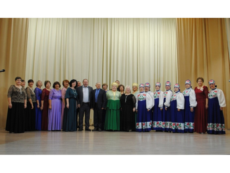 12 ноября на сцене Шатровского Дома культуры артисты МКУ "Южный территориальный отдел" представили концертную программу "100 славных лет".