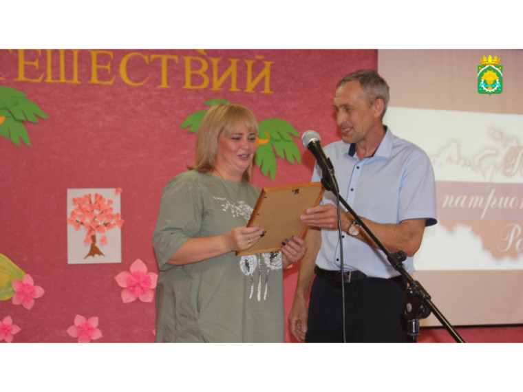В Шатровском Доме детства и юношества 8 июля, состоялось мероприятие «Растим патриотов России», в котором приняли участие представители Администрации округа, дети лагеря дневного пребывания, Юнармейцы и родители. В Шатровском Доме детства и юношества 8 июля, состоялось мероприятие «Растим патриотов России», в котором приняли участие представители Администрации округа, дети лагеря дневного пребывания, Юнармейцы и родители.