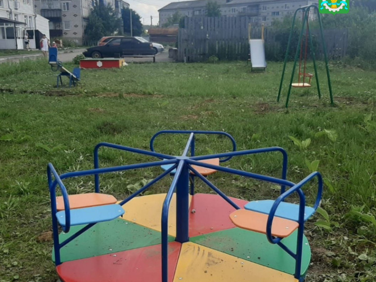 Благоустройство двора у дома номер восемь по улице Мира, стало очень важным событием для маленьких жителей дома. Благоустройство двора у дома номер восемь по улице Мира, стало очень важным событием для маленьких жителей дома.