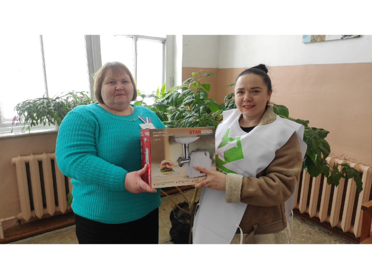 Директор Мостовского сельского Дома культуры Светлана Костылева получила в подарок за участие в викторине замечательный подарок- электромясорубку! А Владимир Белоусов из этого же села стал обладателем тонометра. Директор Мостовского сельского Дома культуры Светлана Костылева получила в подарок за участие в викторине замечательный подарок- электромясорубку! А Владимир Белоусов из этого же села стал обладателем тонометра.