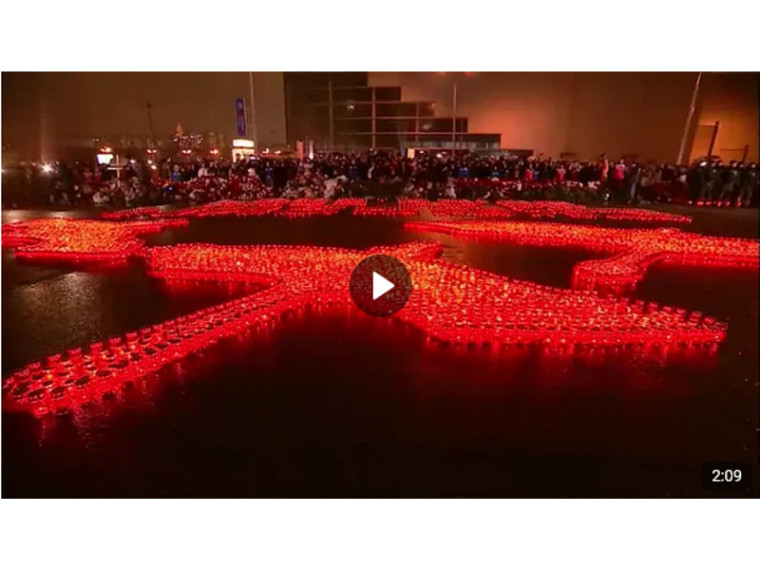 У стихийного мемориала возле «Крокус Сити Холла» прошла акция в память о жертвах трагедии. Зажгли десятки свечей, выложив из них фразу «Скорбим. 22.03.2024».