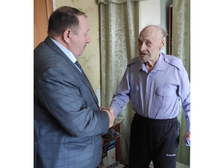 Глава округа Леонид Рассохин совместно со специалистом Викторией Камкиной поздравили ветерана Великой Отечественной войны Казакова Михаила Андреевича, жителя с.Терсюкское с Днём Победы. Глава округа Леонид Рассохин совместно со специалистом Викторией Камкиной поздравили ветерана Великой Отечественной войны Казакова Михаила Андреевича, жителя с.Терсюкское с Днём Победы.