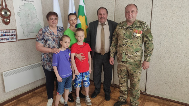 Глава округа Леонид Рассохин и члены штаба встретились с участником боевых действий в зоне СВО Алексеем Захаровым. Об этом он рассказал на своей странице "ВКонтакте". Глава округа Леонид Рассохин и члены штаба встретились с участником боевых действий в зоне СВО Алексеем Захаровым. Об этом он рассказал на своей странице "ВКонтакте".