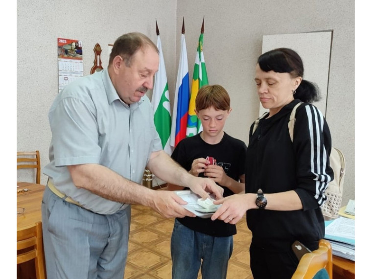 Сегодня, 3 июня, Глава Шатровского муниципального округа Леонид Рассохин встретился с родственниками Ковязина Анатолия Анатольевича, погибшего при исполнении воинского долга в ходе специальной военной операции. Сегодня, 3 июня, Глава Шатровского муниципального округа Леонид Рассохин встретился с родственниками Ковязина Анатолия Анатольевича, погибшего при исполнении воинского долга в ходе специальной военной операции.