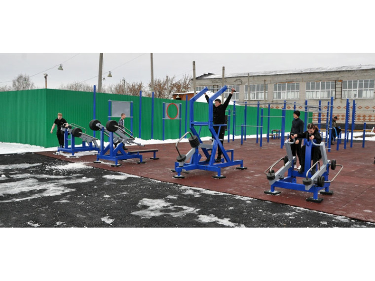 На стадионе Шатровской ДЮСШ начались занятия на новой площадке ГТО, построенной в рамках федерального проекта «Спорт – норма жизни». Этот проект является частью национального проекта «Демография».