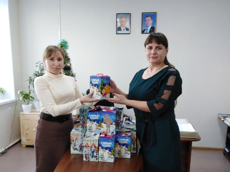 Сотрудники Шатровского районного суда и мировой судья Шатровского судебного участка №27 приняли участие в благотворительной новогодней акции «Добрый подарок». Сотрудники Шатровского районного суда и мировой судья Шатровского судебного участка №27 приняли участие в благотворительной новогодней акции «Добрый подарок».