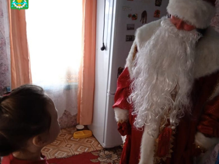 В преддверии Нового года сотрудники Центра социального обслуживания совместно со сказочными героями Дедом Морозом и Снегурочкой побывали в гостях в семьях наших мобилизованных граждан и у детей с ограниченными возможностями здоровья. В преддверии Нового года сотрудники Центра социального обслуживания совместно со сказочными героями Дедом Морозом и Снегурочкой побывали в гостях в семьях наших мобилизованных граждан и у детей с ограниченными возможностями здоровья.