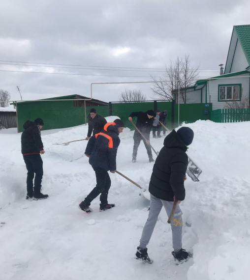 Старшеклассники Ильинской школы приняли участие в Акции «Zабота». Они оказали помощь в уборке снега семьям мобилизованных земляков.