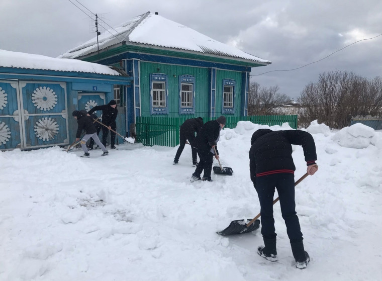 Старшеклассники Ильинской школы приняли участие в Акции «Zабота». Они оказали помощь в уборке снега семьям мобилизованных земляков.
