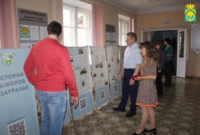 В год 30-летия избирательной системы РФ передвижная музейная экспозиция «История выборов в Зауралье» побывала в Шатровском муниципальном округе.