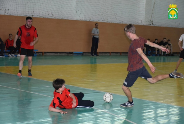26 апреля в спортивном зале Шатровской ДЮСШ прошли завершающие игры районного турнира по мини - футболу на приз Главы Шатровского муниципального округа.