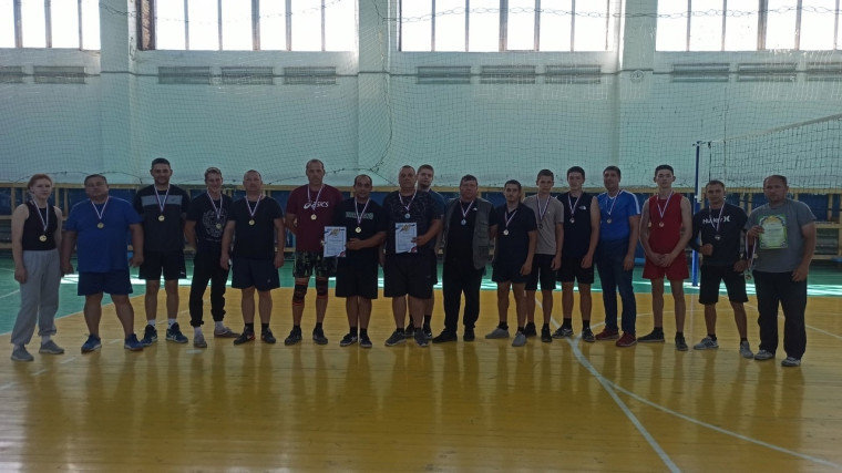 13 августа в спортивном зале Шатровской Детско-юношеской спортивной школы прошли соревнования по волейболу, приуроченные к дню физкультурника.