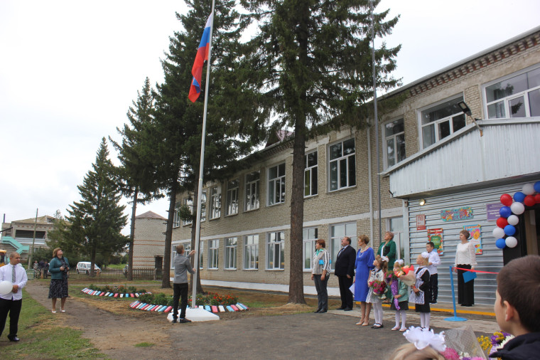 Сегодня Глава Шатровского муниципального округа Леонид Рассохин принял участие в торжественной линейке Самохваловской основной школы.