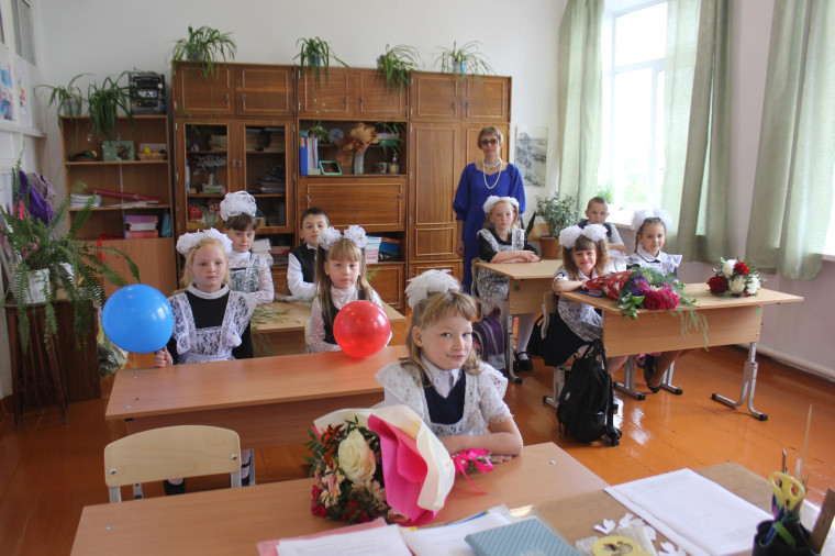 Сегодня Глава Шатровского муниципального округа Леонид Рассохин принял участие в торжественной линейке Самохваловской основной школы.