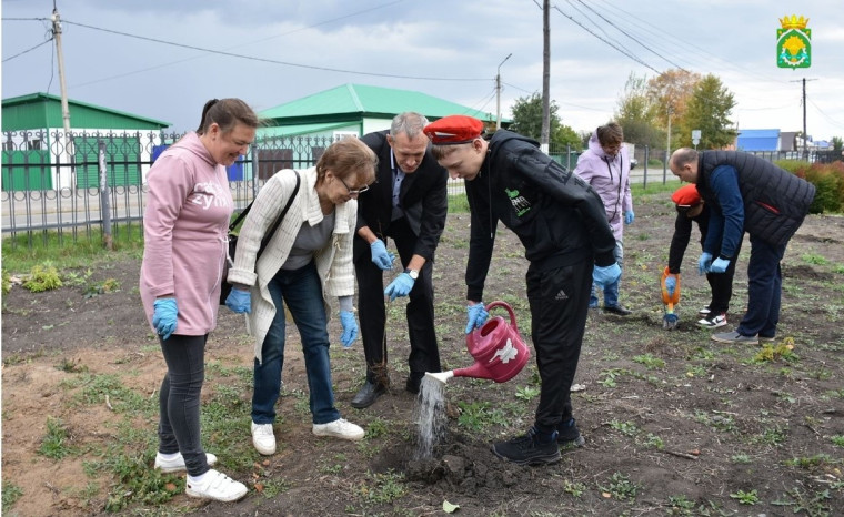 19 сентября на территории Шатровского школьного сада состоялось знаменательное событие - открытие Аллеи педагога и наставника.