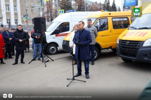Очередная партия новых школьных автобусов и медицинских автомобилей поступила в Шатровский округ.