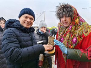 Представители Шатровского муниципального округа приехали с наградой и подарками.