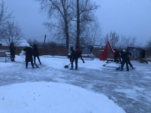 В преддверии Дня неизвестного солдата юнармейцы - волонтеры Бариновской школы почистили от снега территорию Парка Победы.