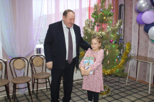 ✨По поручению губернатора Вадима Шумкова новогодние подарки от Правительства области вручают детям участников специальной военной операции.