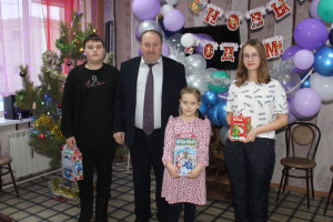 ✨По поручению губернатора Вадима Шумкова новогодние подарки от Правительства области вручают детям участников специальной военной операции.