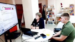 В рамках проекта Научу.RU серебряные волонтеры продолжают заниматься с учащимися, занятия проходят в ДоброЦентре.