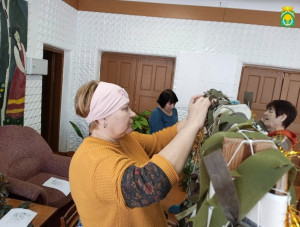 Жители Шатровского муниципального округа продолжают изготавливать маскировочные сети для своих земляков, участвующих в специальной военной операции.